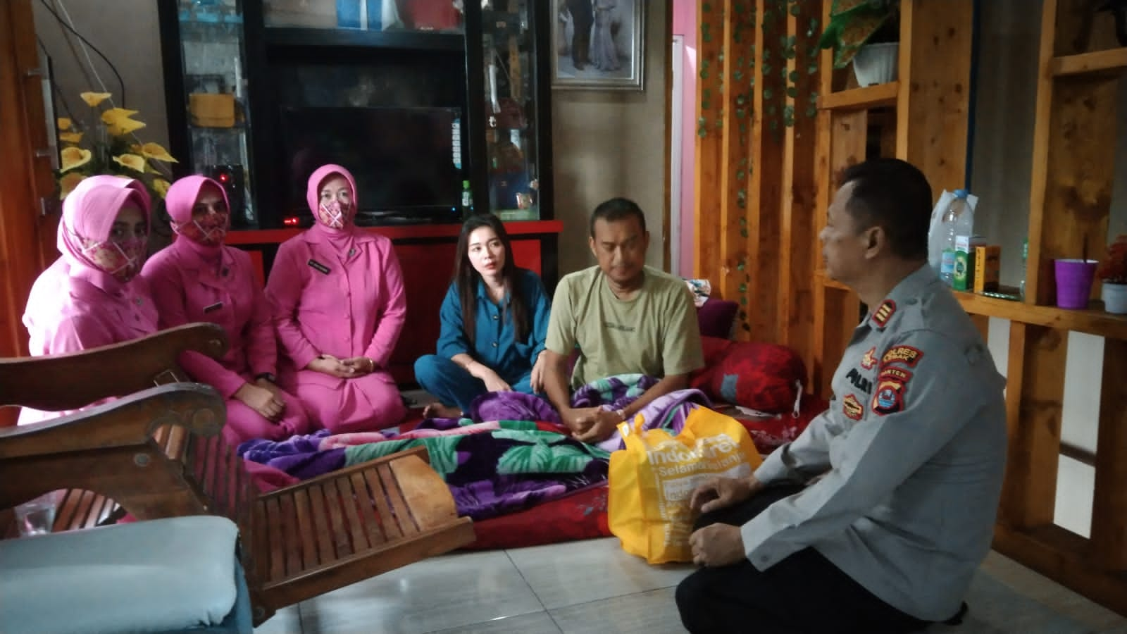 Bentuk Kepedulian Kapolsek Bayah Polres Lebak Beserta Ketua Bhayangkari Cabang Bayah Jenguk Anggota Yang Sakit