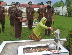 Kejari Belitung Ziarah Dan Tabur Bunga dalam Peringatan HBA Ke-62 Dan HUT IAD Ke-22