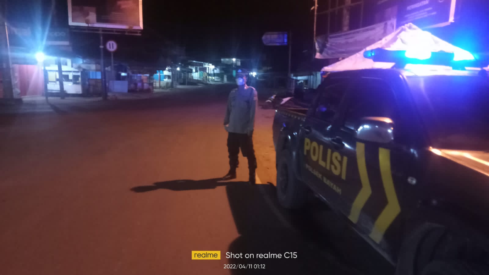 Patroli Dialogis Malam Hari Polsek Bayah Polres Lebak Cegah Kamtibmas di Simpang Terminal Bayah Desa Bayah Barat