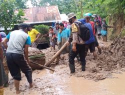 Karena longsor warga Bersama Bhabinkantibmas Bergotong royong