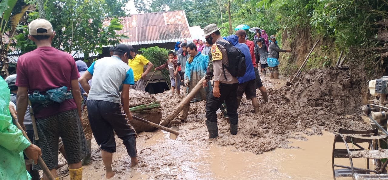 Karena longsor warga Bersama Bhabinkantibmas Bergotong royong