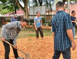 Bersih-Bersih, Sekcam Idi Rayeuk Nekat Naik Eskavator Pangkas Pohon Dihalaman Kantor Camat