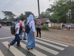 Eksistensi setiap pagi personil Polsek Warunggunung Polres Lebak malaksanakan pengaturan Lalulintas di Sekolah MHI.