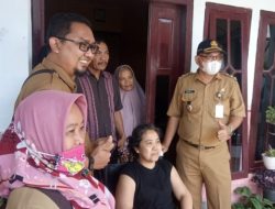 Memberi ucapan Terima kasih Lurah Kebonsari Atas Bantuan Kursi Roda Dinsos Jember