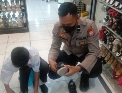 Polri Peduli, Bhabinkamtibmas Polsek Bajeng Fasilitasi Sepatu dan Perlengkapan Sekolah ke Anak Warga Binaannya