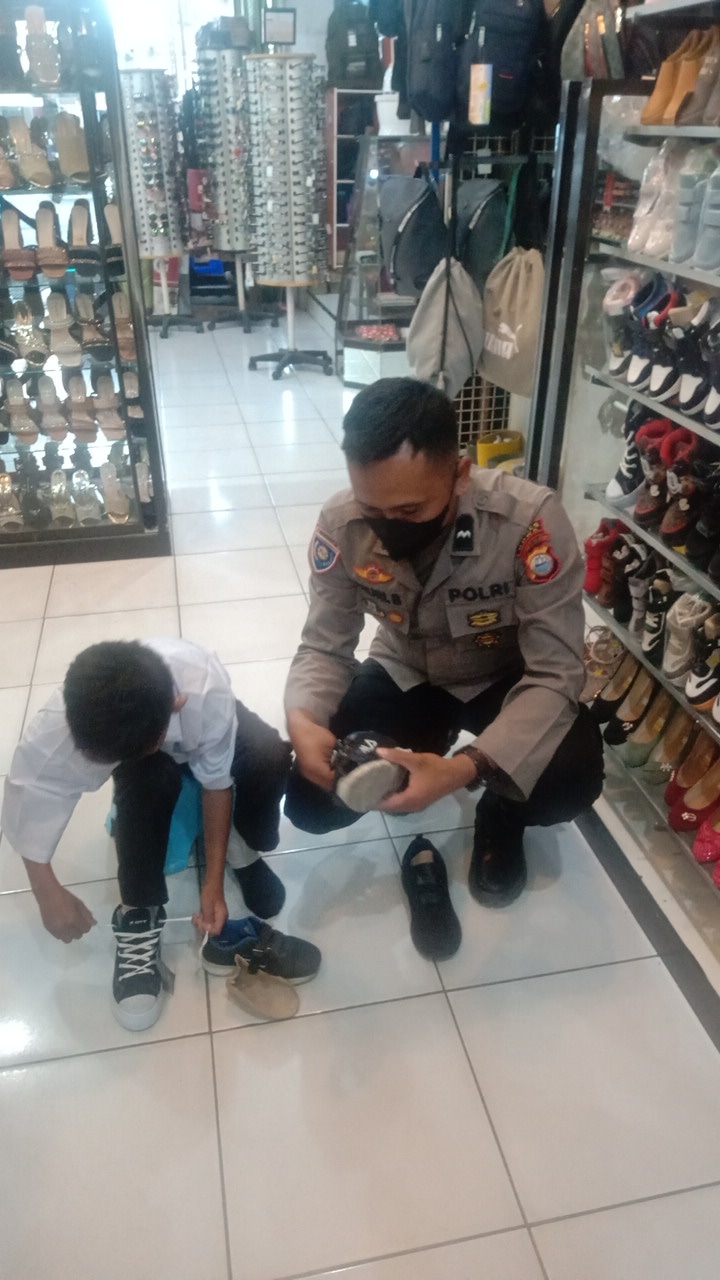 Polri Peduli, Bhabinkamtibmas Polsek Bajeng Fasilitasi Sepatu dan Perlengkapan Sekolah ke Anak Warga Binaannya