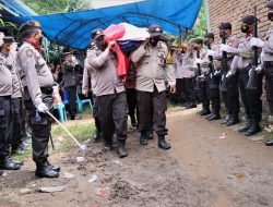 Kapolres Gowa Melayat ke Rumah Anggotanya yang Meninggal Dunia