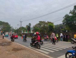 Bentuk satu pelayanan personil Polsek Warunggunung Polres Lebak malaksanakan pengaturan Lalulintas menyebrangkan anak Sekolah