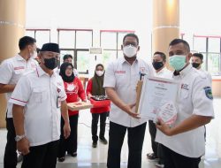 Ketua PMI Gowa Beri Penghargaan untuk Kecamatan dan Relawan Pendonor Darah Terbanyak