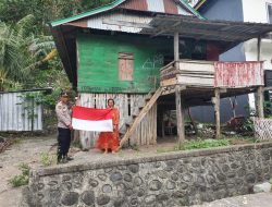 Sambut HUT RI Ke-77, Kapolsek Tompobulu Berikan Bendera Merah Putih  Kepada Warga Tidak Mampu