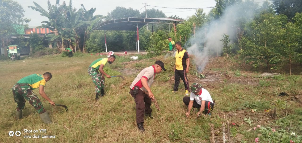 Sambut HUT RI Ke-77, TNI-Polri Bersama Warga di Gowa Gelar Kerja Bakti