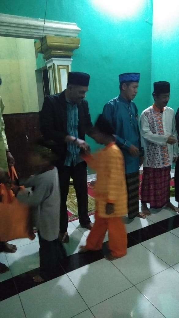 Santuni 60 Anak Yatim dan Bagi-Bagi Sembako, Kades Sukadaya Bersama Warga