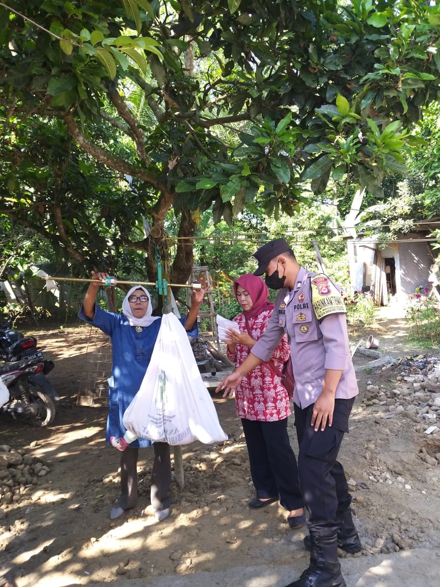 Bhabinkamtibmas Polsek Warunggunung Monitoring Kegiatan BIAN ( Bulan Imunisasi Anak )Di desa Warunggunung kecamatan Warunggunung.