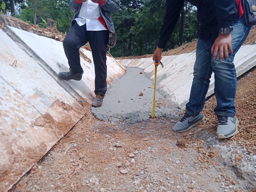 PEMASANGAN PRECAST PROYEK IRIGASI SEKUNDER WAY UMPU DI BANJIT WAJIB DI BONGKAR