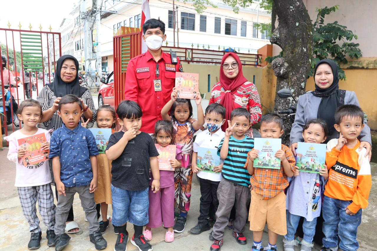 Tanamkan Kecintaan Anak-Anak Terhadap Polri, Plt Kasi Humas Polres Gowa Temui Murid TK Pertiwi