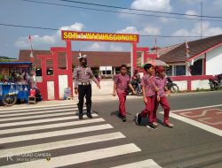 Personil Lalulintas Polsek Warunggunung Polres Lebak Melaksanakan strong point di SMPN 1 Warunggunung.