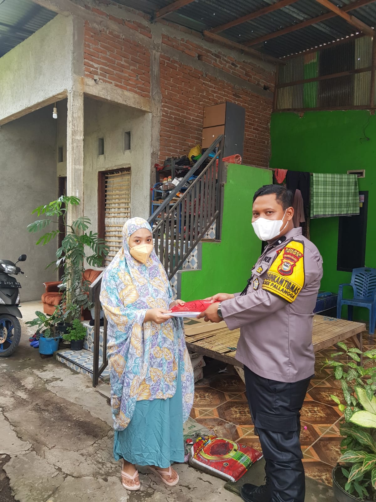 Sambut HUT RI Ke-77, Bhabinkamtibmas Desa Taeng Berikan dan Ajak Warga Pasang Bendera Merah Putih