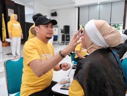 Ramaikan Lomba Make Up Pasangan, Bupati Gowa Ikut Dandani Istri