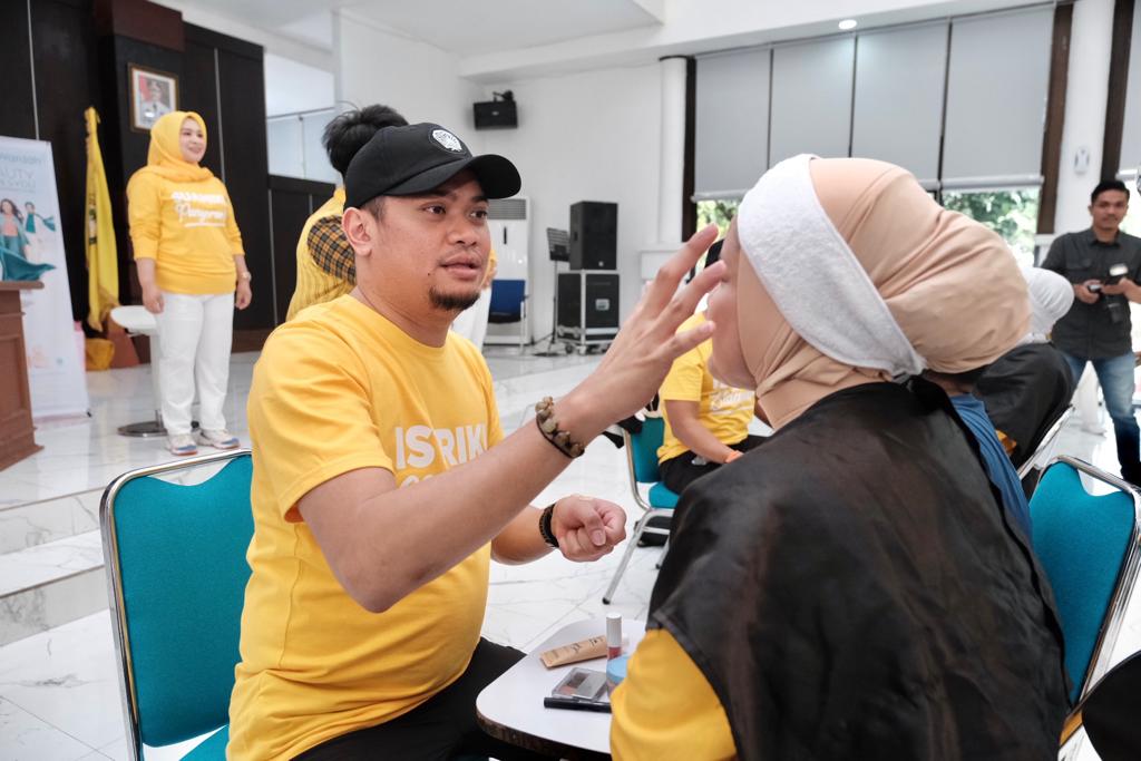 Ramaikan Lomba Make Up Pasangan, Bupati Gowa Ikut Dandani Istri