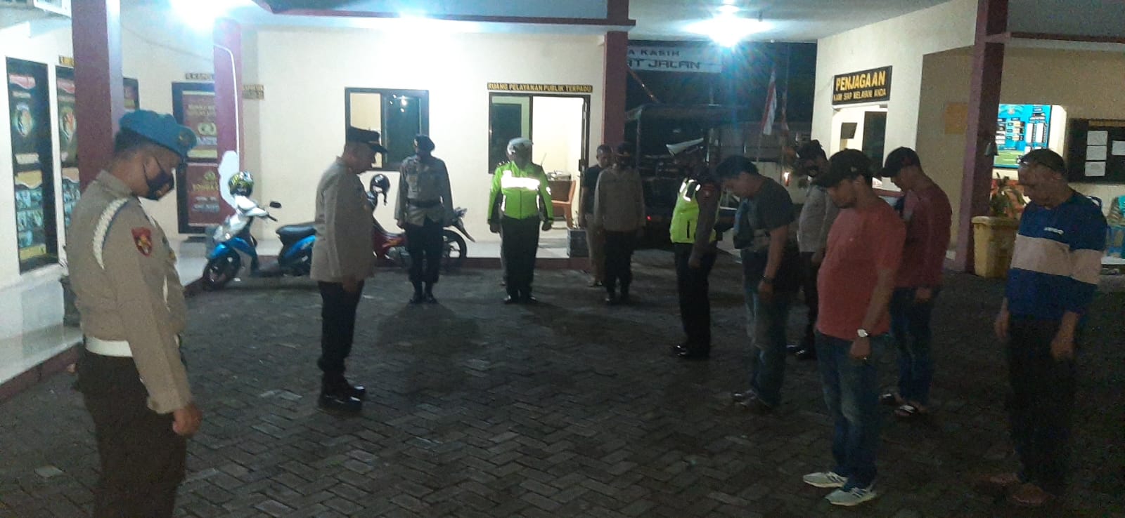 Kapolsek Somba Opu Pimpin Apel Cipkon Di Halaman Kantor Yang Dihadiri Para Perwira dan Anggota