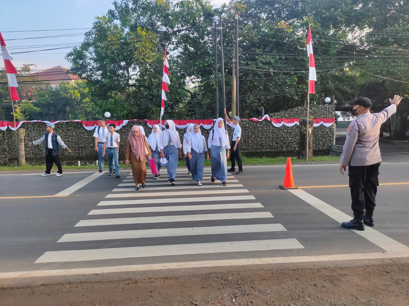 Personil Polsek Warunggunung Polres Lebak Melaksanakan strong point di SMK MHI Warunggunung.