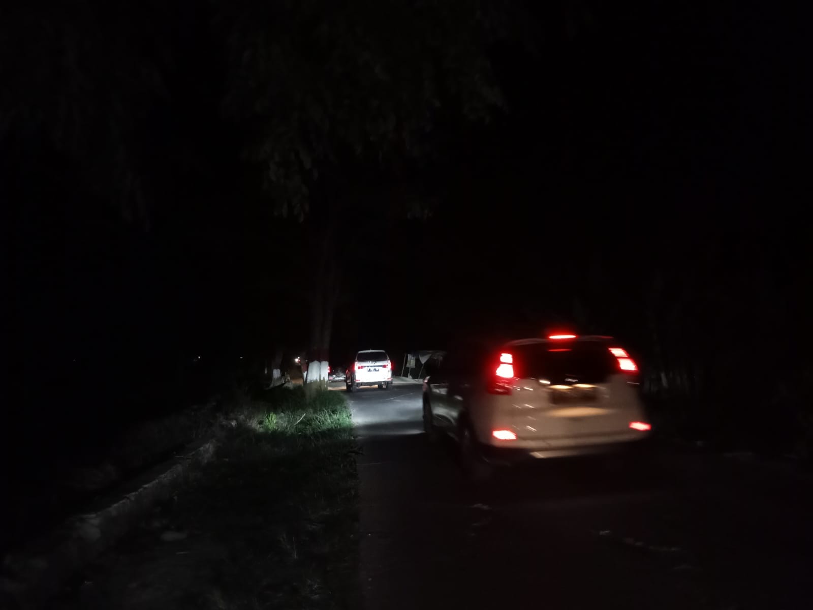 Sangat Memprihatinkan Jalan Raya Desa Sukamaju Tidak Ada Lampu Penerangan Jalan Umum (PJU)