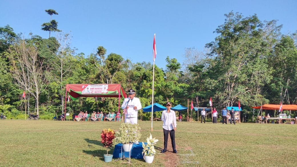 Kepala kampung Sriwijaya Antoni Nasir Gelar Upacara di lapangan Guna peringati HUT kemerdekan RI yang ke-77