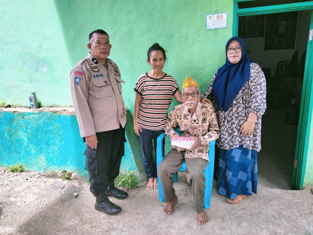 HUT RI KE-77, Bhabinkamtibmas Polsek Bontomarannu Temui Seorang Veteran, Ini Yang Dilakukan