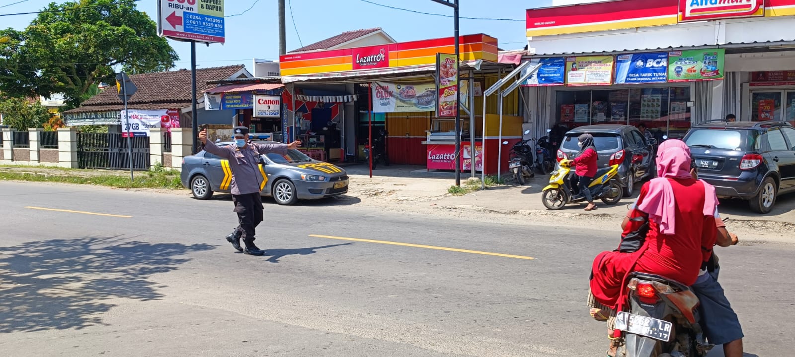 Personil Polsek Warunggunung Polres Lebak,Melaksanakan Pengaturan Lalulintas Antisipasi kemacetan