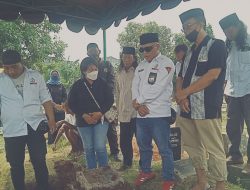 PERISTIRAHATAN TERAKHIR ALMARHUMAH MURDIANA DI TPU PENGGILINGAN LAYUR “