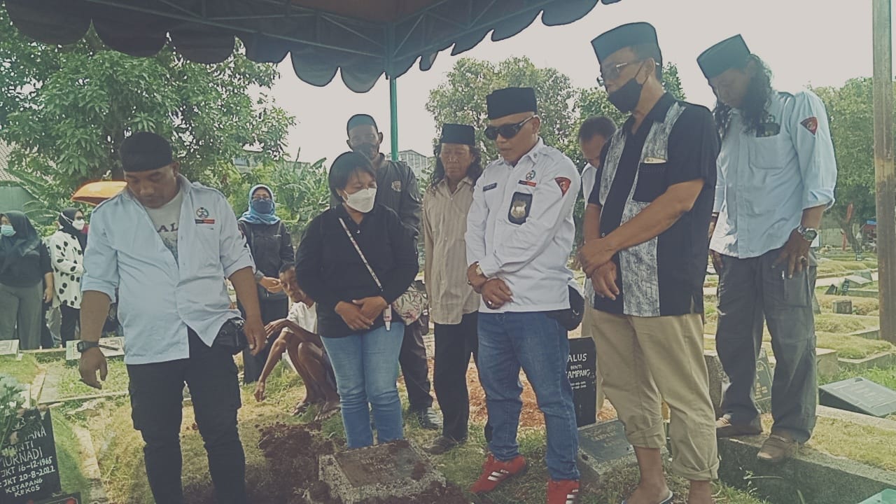 PERISTIRAHATAN TERAKHIR ALMARHUMAH MURDIANA DI TPU PENGGILINGAN LAYUR “