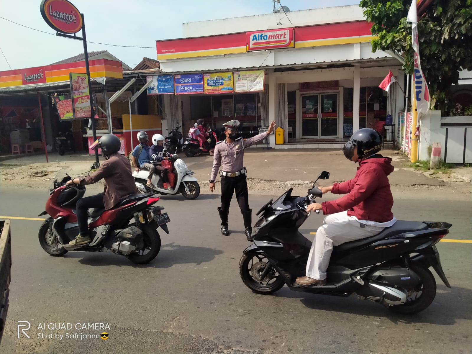 Personil Lantas Polsekx Warunggunung Polres Lebak, Melaksanakan Pengaturan Lalulintas Antisipasi Kemacetan 