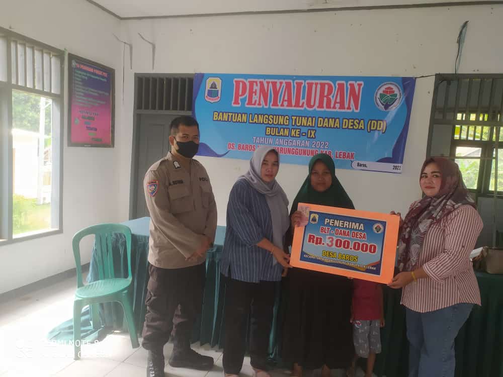 Bhabinkamtibmas Polsek Warunggunung Monitoring Pembagian BLTDD di Desa Baros kecamatan Warunggunung