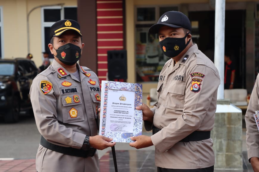 Kapolres Lebak berikan Penghargaan Best Police Of The Month kepada dua Personil Polres Lebak