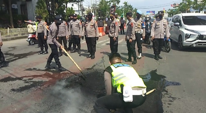 Demo Usai Personil Polres Gowa Padamkan Ban Bekas Yang di Bakar Pendemo