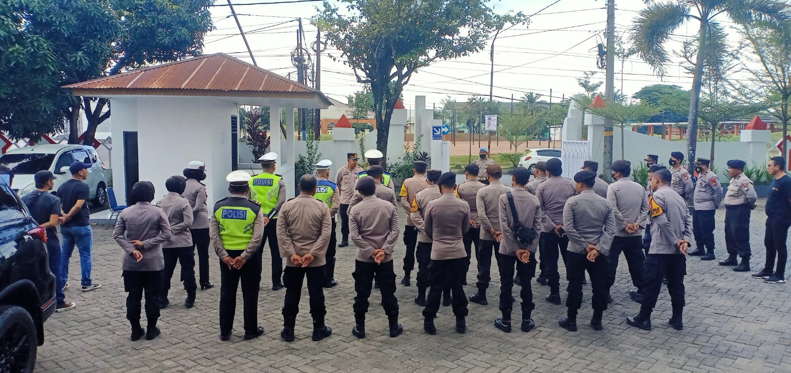 Kapolsek Somba Opu Pimpin Apel Pengamanan Aksi Unjuk Rasa di Kantor DPRD Kab Gowa 