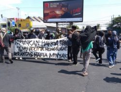 Mahasiswa ilmu politik UIN Alauddin Makassar demo menggugat turunkan harga BBM