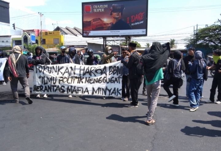 Mahasiswa ilmu politik UIN Alauddin Makassar demo menggugat turunkan harga BBM