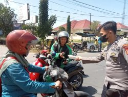 Jumat Berbagi, Satuan Reskrim Polres Gowa Bagikan Makanan Ke Masyarakat 