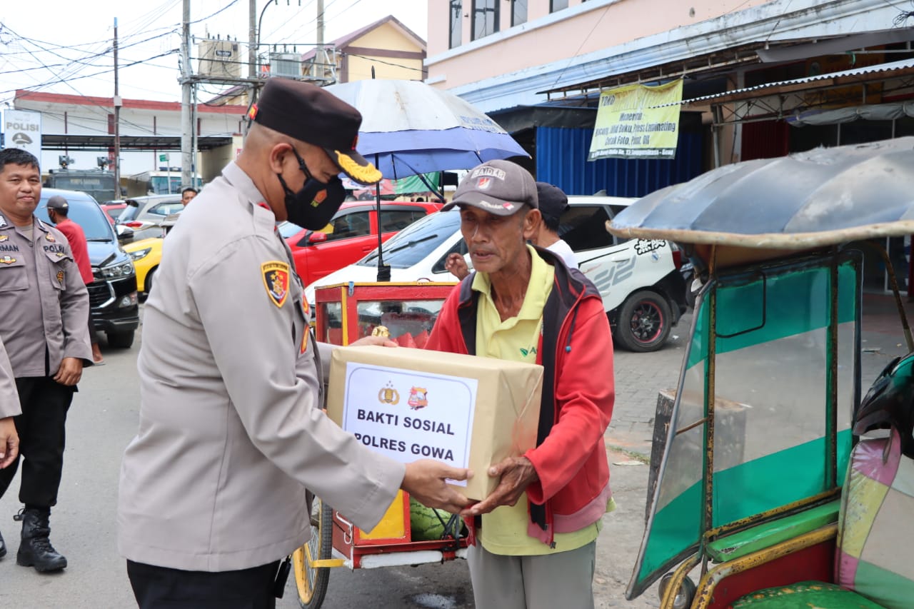 Polri Peduli, Polres Gowa Bagikan Ratusan Paket Sembako Ke Warga Yang Terdampak Kenaikan Harga BBM