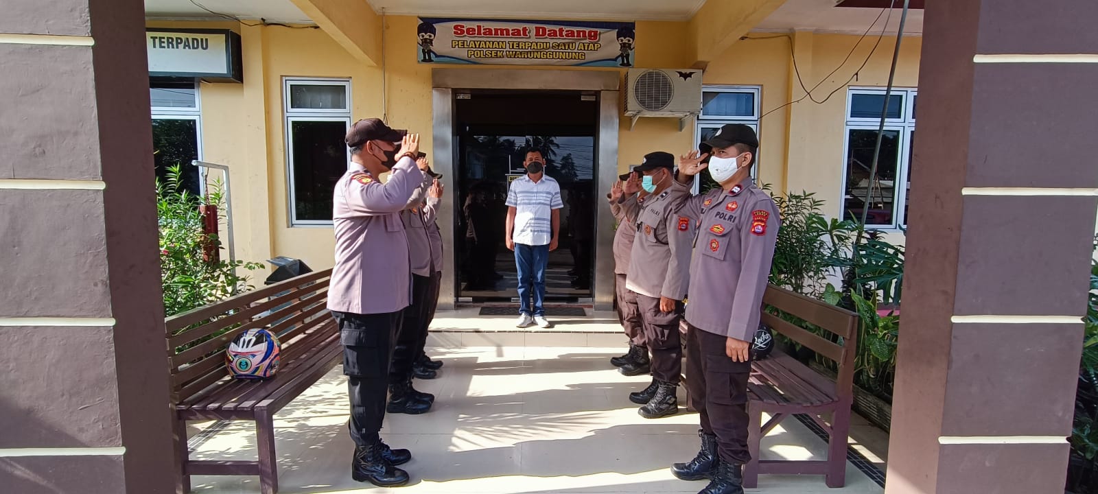 Personil Piket Polsek Warunggunung Polres Lebak Melaksanakan Serah Terima Penjagaan