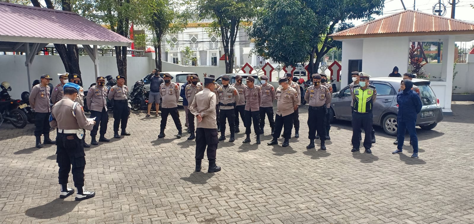 Kapolsek Somba Opu AKP ISMAIL. S. Sos. M.H Pimpin Apel Pengamanan Unjuk Rasa di Kantor DPRD Kab. Gowa. (13/09/22).