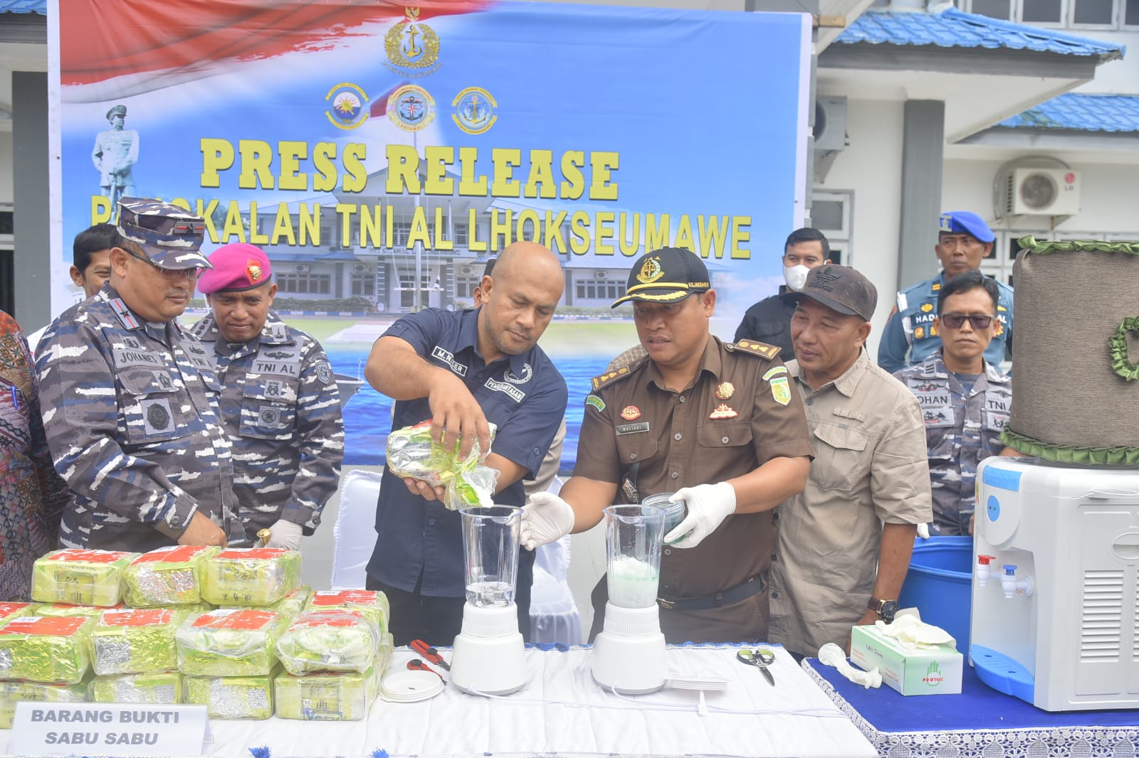 Penemuan 22 Bungkus Narkoba Jenis Sabu Sabu Oleh Lanal Lhokseumawe Di Pantai Seunuddon Aceh Utara