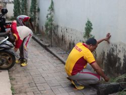 Peduli Kebersihan Lingkungan Kantor, Kabag Ren Pimpin Personil Laksanakan Kerja Bakti