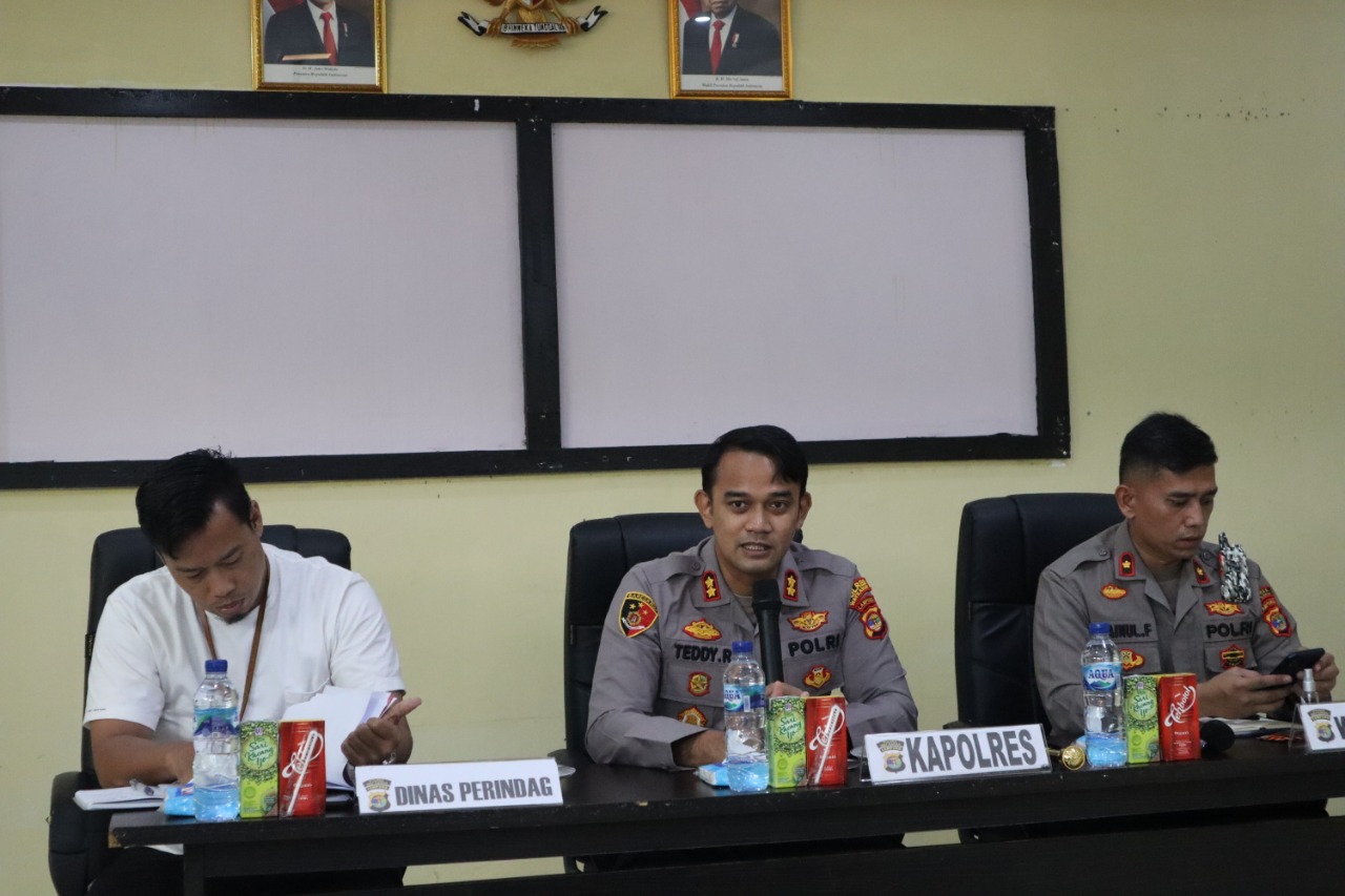 Dampak Kenaikan BBM, Polres Way Kanan Bersama Disperindag dan Pengelola SPBU Bahas Distribusi BBM dan Antrian Konsumen