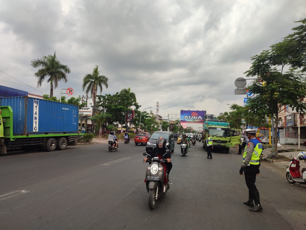 SATLANTAS POLRES GOWA HENTIKAN PULUHAN TRUK DI BATAS KOTA GOWA MAKASSAR