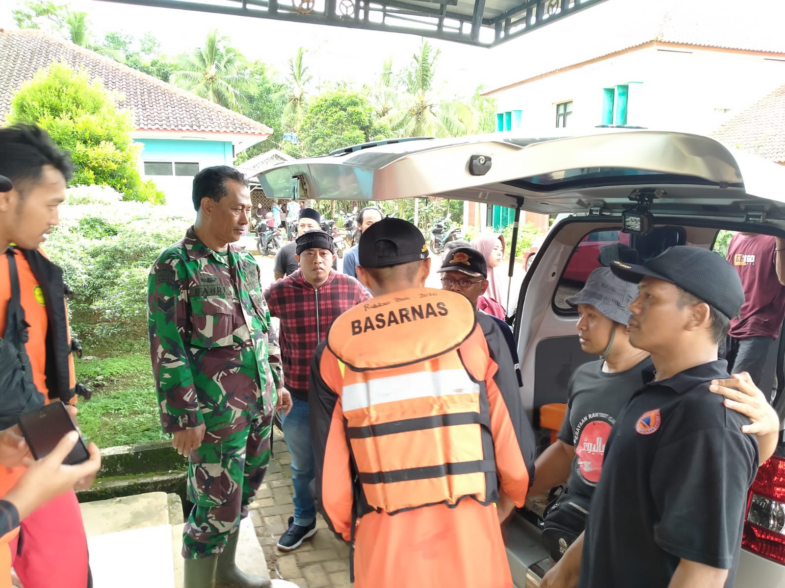 Selama 13 Jam, Sertu Bahri Babinsa Koramil 0113/Cibaliung Bersama BPBD, Tagana dan warga Lakukan Pencarian Orang Hilang