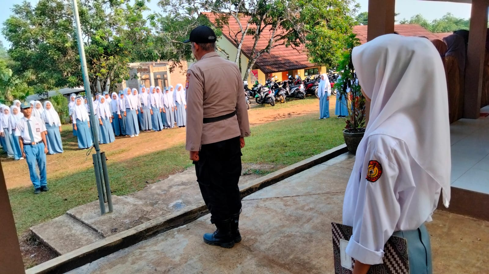 *Polsek Leuwidamar Polres Lebak Menjadi Pembina Upacara di SMKN1 Leuwidamar*