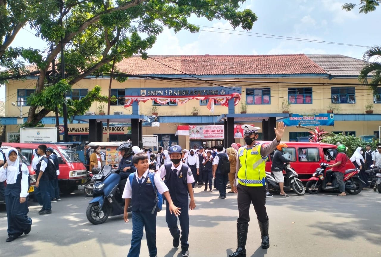 Tekan Angka Kecelakaan, Sat Lantas Polres Lebak Lakukan Pengaturan Lalu lintas dan Sebrangkan Anak Sekolah