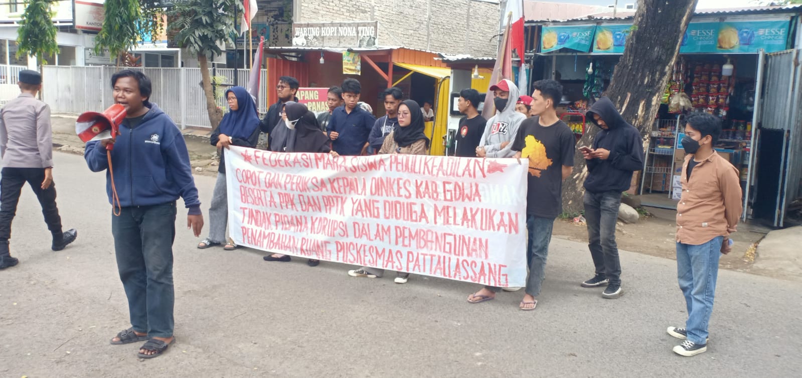 Kapolsek Somba Opu AKP ISMAIL. S. Sos. M.H bersama personil amankan jalannya unjuk rasa oleh Federasi Mahasiswa Peduli Keadilan.” 